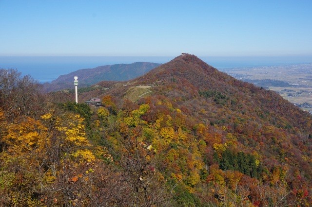 紅葉に色づく秋、山頂から望む多宝山【pixta】