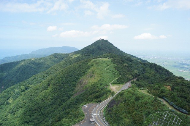 車で頂上まで気軽に登山ができる道路【pixta】