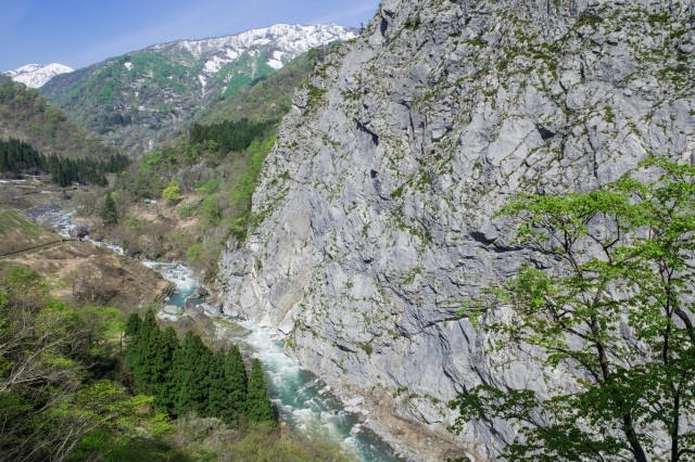 小滝川ヒスイ峡にそそり立つ明星山大岩壁【pixta】