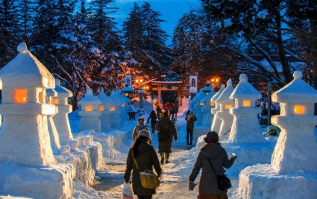 雪灯籠が並ぶ上杉神社参道