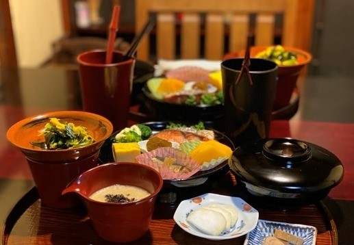 การสเก็ตภาพลงบนหลอดไม้ไผ่ของนารุโกะอุรุชิและอาหารกลาวันนารุโกะอุรุชิ(มีอาหารมังสวิรัติให้บริการ)