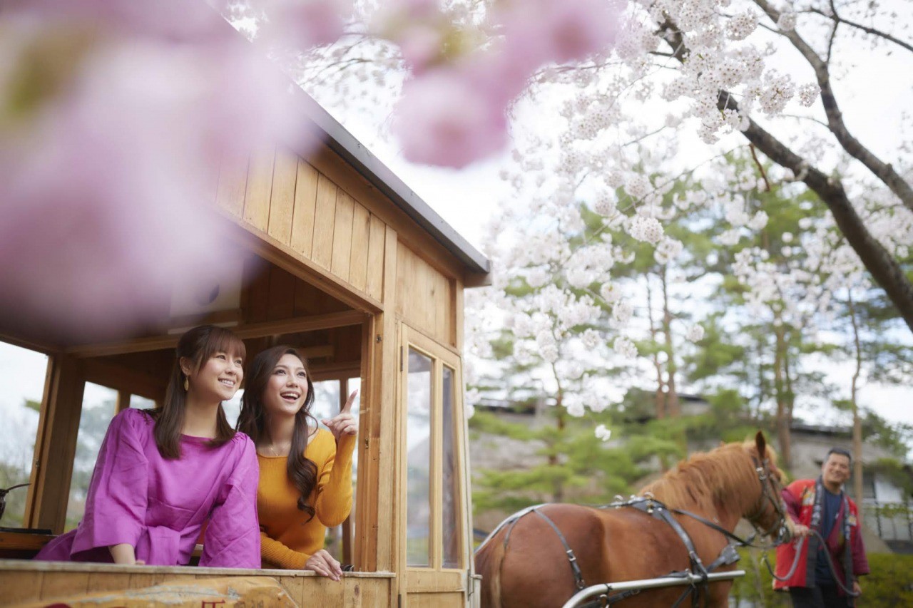 季節の馬車 花より団子馬車 星野リゾート 青森屋 東北の観光スポットを探す 旅東北 東北の観光 旅行情報サイト