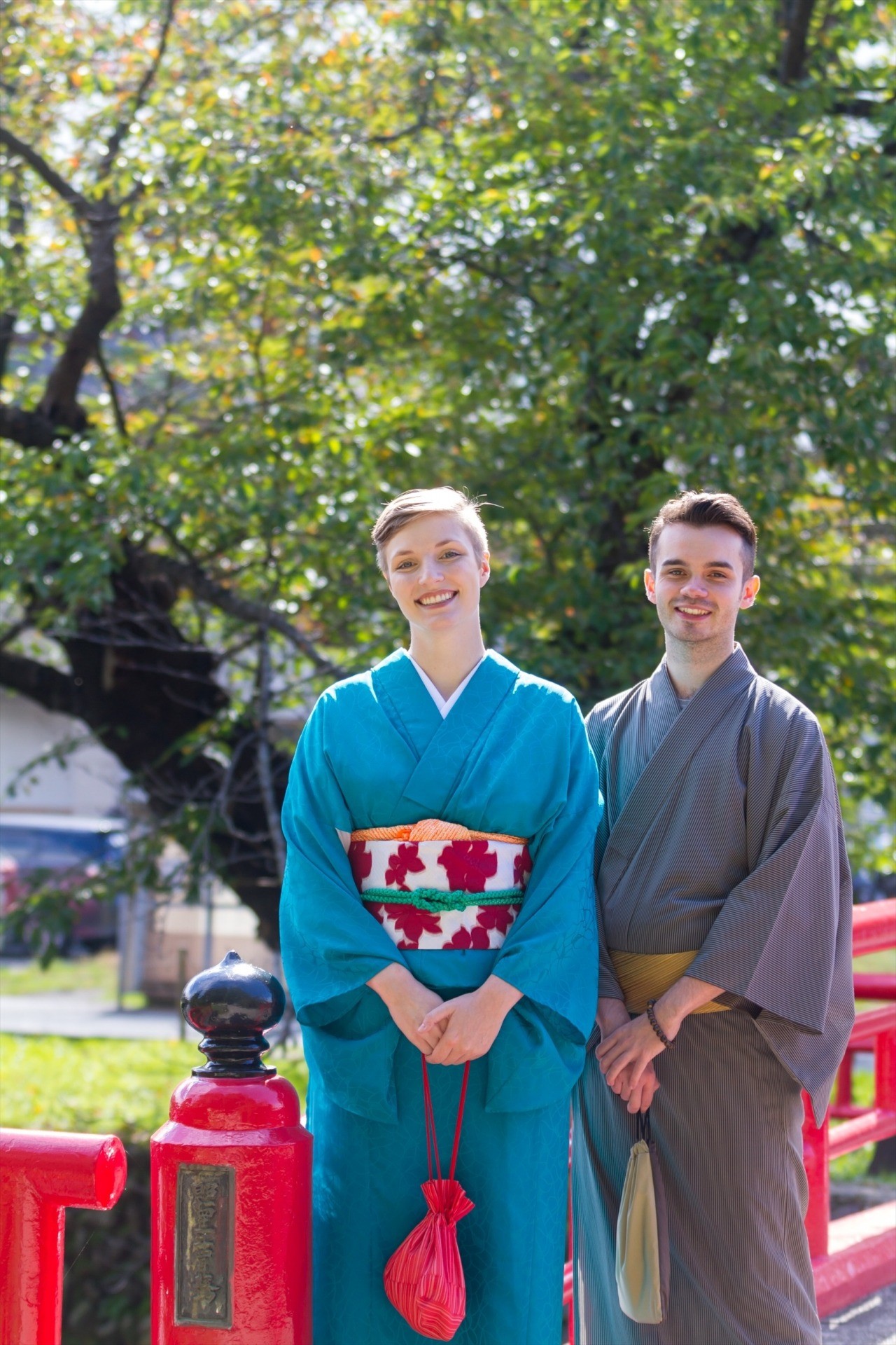 伝統的な着物を着て米沢城跡を散策