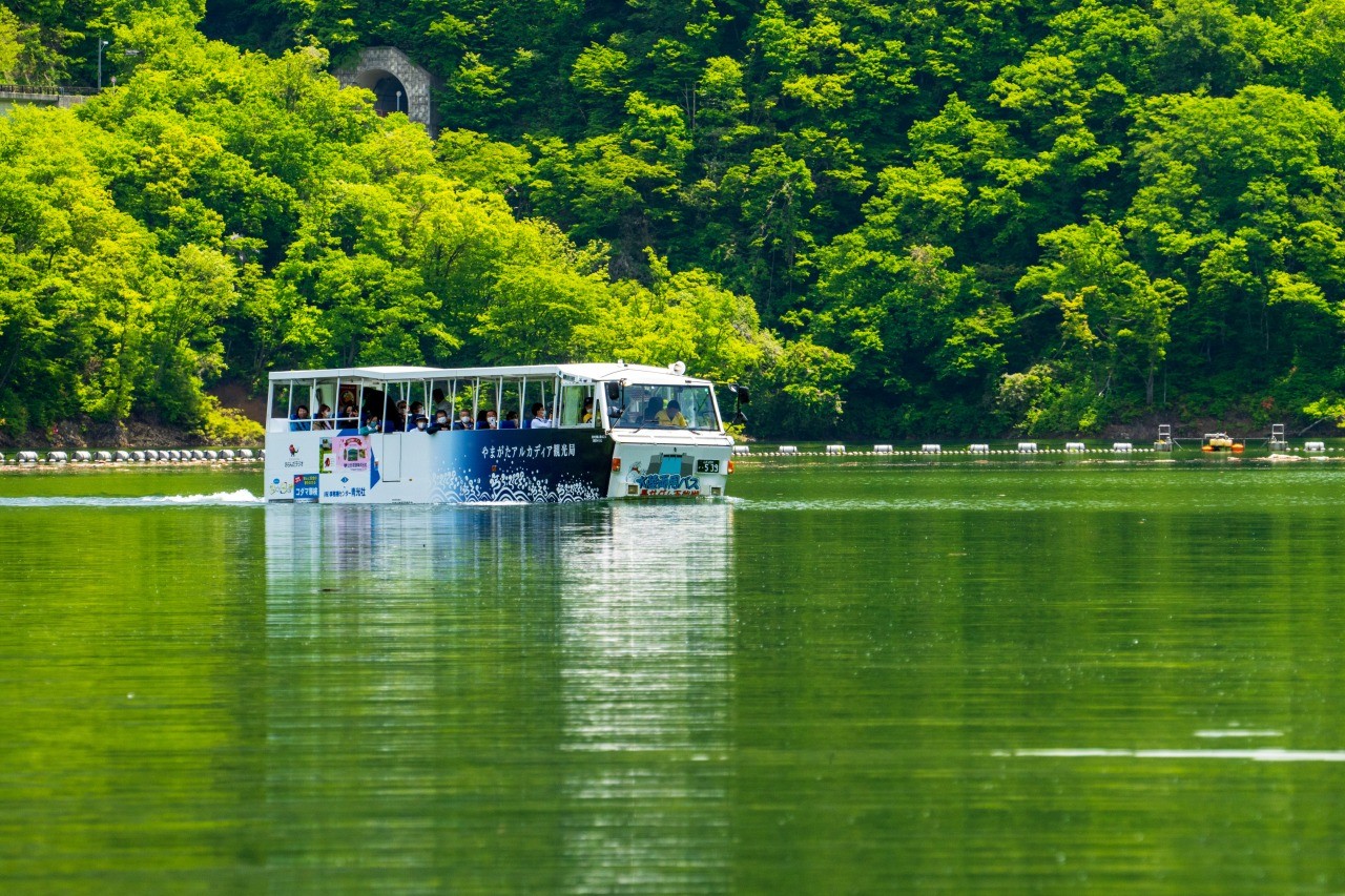 รถบัสสะเทินน้ำสะเทินบกในทะเลสาบนะกะอิเฮียะคุชู
