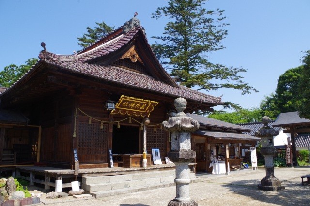 鶴ヶ岡城本丸址に創建された荘内神社