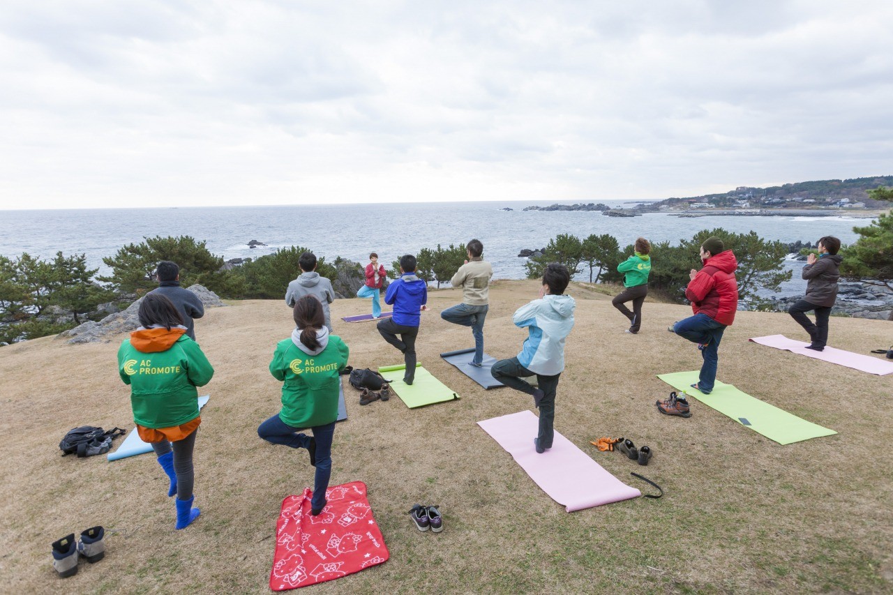 種差海岸の天然芝生地で潮風ヨガと朝食