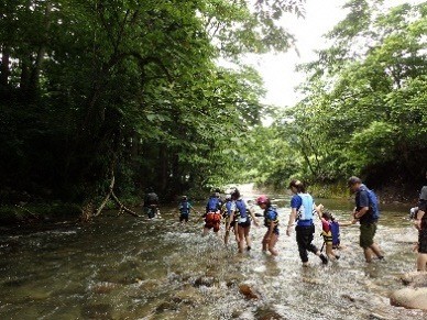 “山”での水のアクティビティ体験　「川を歩いて泳いで飛び込んでリバートレッキング」							