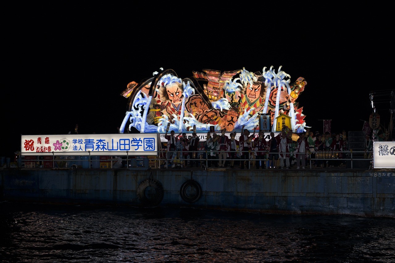 青森花火大会・ねぶた海上運行