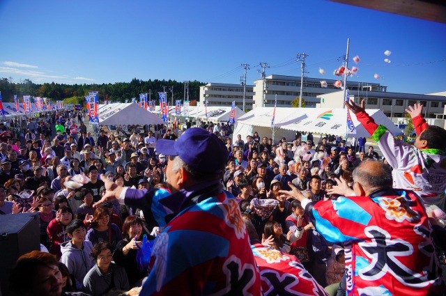 オープニング餅まき