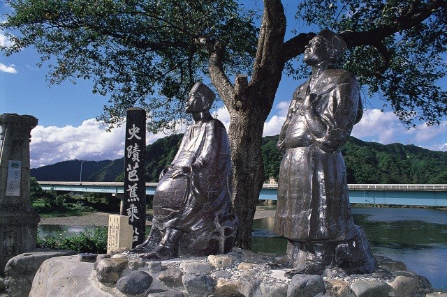 芭蕉乗船の地にある芭蕉と曽良の陶像