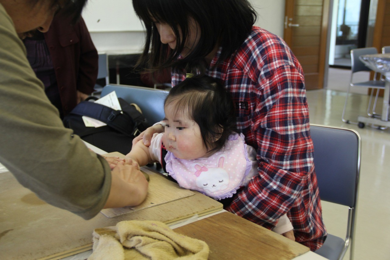 赤ちゃんの手形つくり体験 山形県高畠町 東北dc観光素材集 旅東北 東北の観光 旅行情報サイト