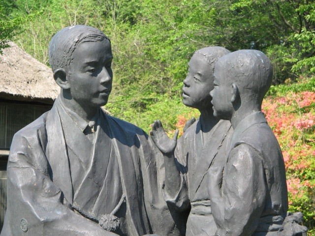 啄木記念館中庭・「啄木と子供たち」の像
