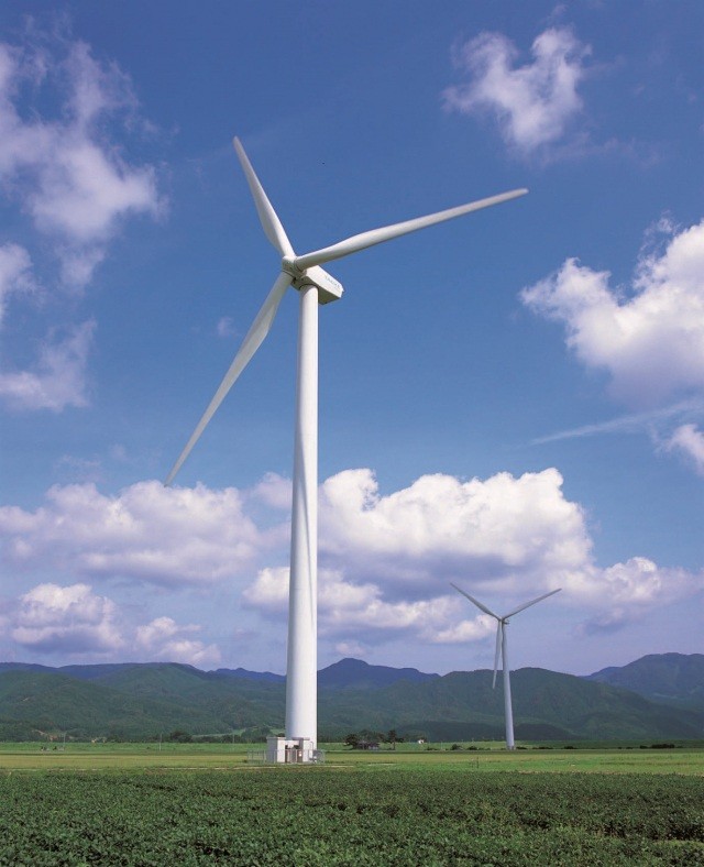 庄内町は日本初の風力発電で売電した町。田んぼの中の巨大風車群