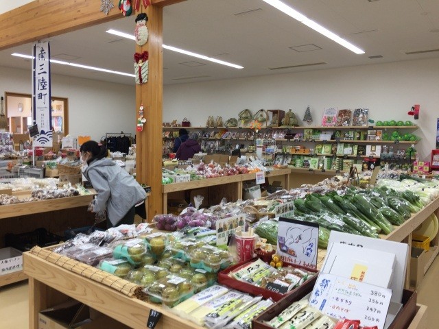 産直風車市場には山の産物がいっぱい