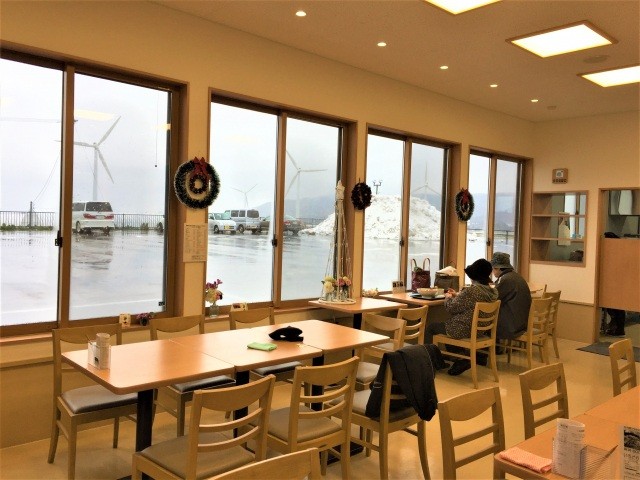 風車を見ながら食事を楽しめる