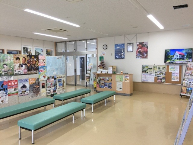 休日は観光ガイドによる案内も。観光情報コーナーでは近隣市町村の情報から道路状況の案内を。