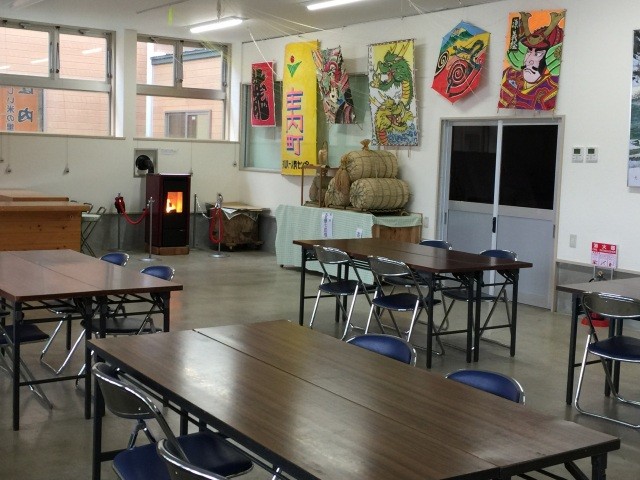 飲食可能なイベント広場。冬期間はペレット暖房で暖かに。