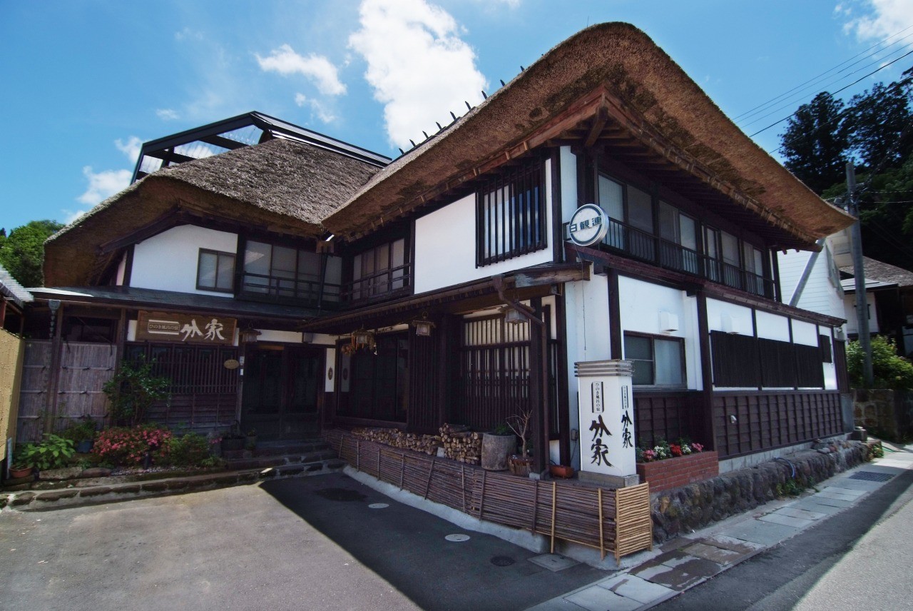 Iwase Yumoto Onsen that flows to the thatched roof & the hearth