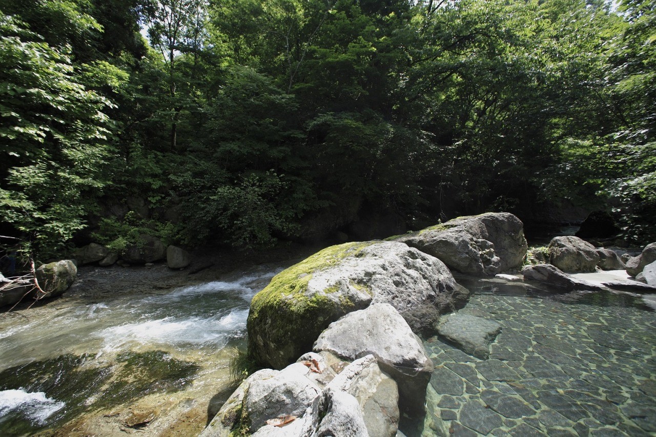 Futuki Onsen wrapped in an open -air bath along the mountain stream