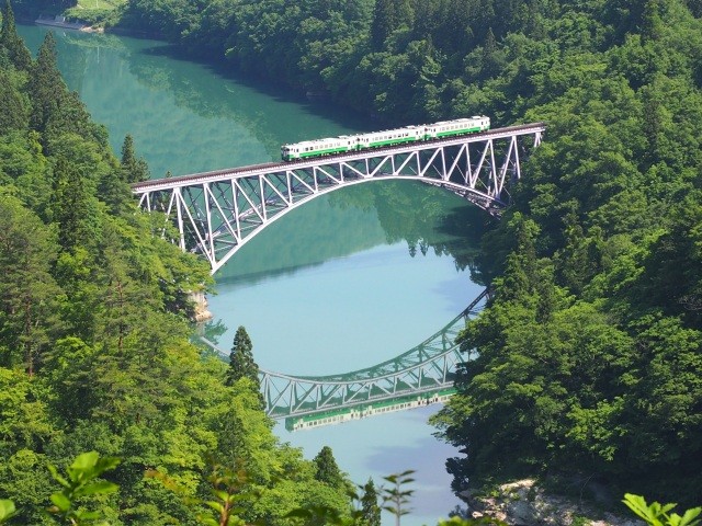 只見川に映る橋梁と只見線