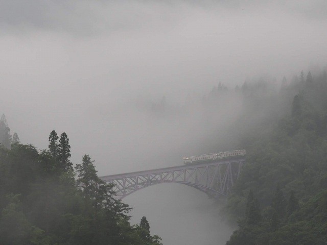 川霧の中に浮かぶ橋梁