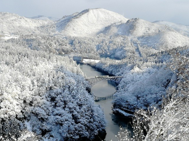 雪景色の橋梁と奥会津の山々