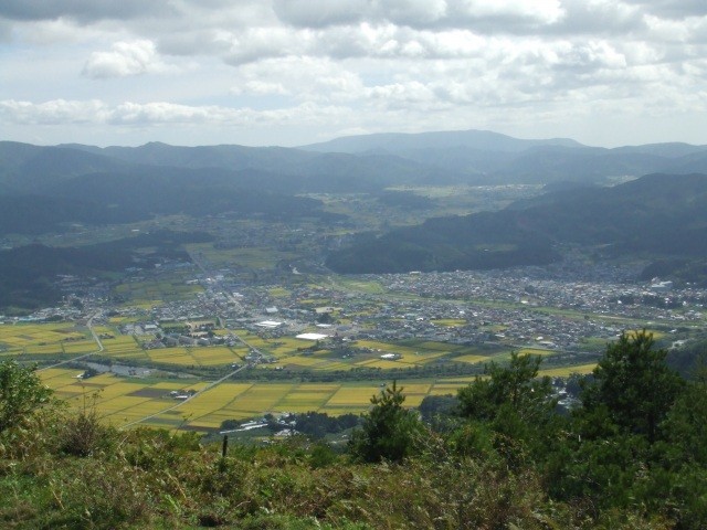 初夏の高清水から望む遠野盆地