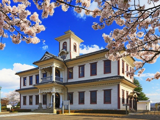 春の旧伊達郡役所