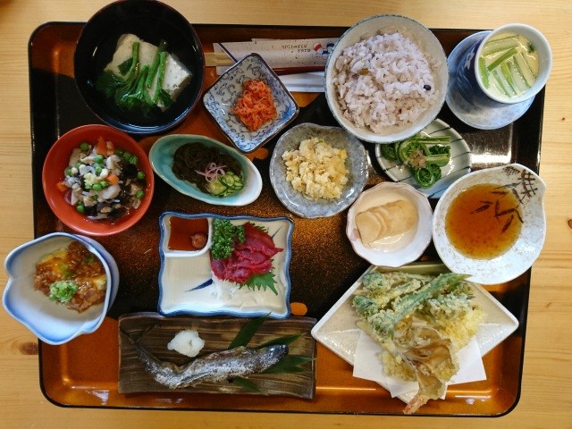 自家製の米・野菜・山菜などの郷土料理