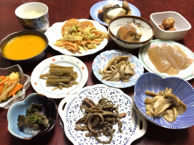 お母さん自家製の米・野菜、昭和村の山菜・キノコが豊富