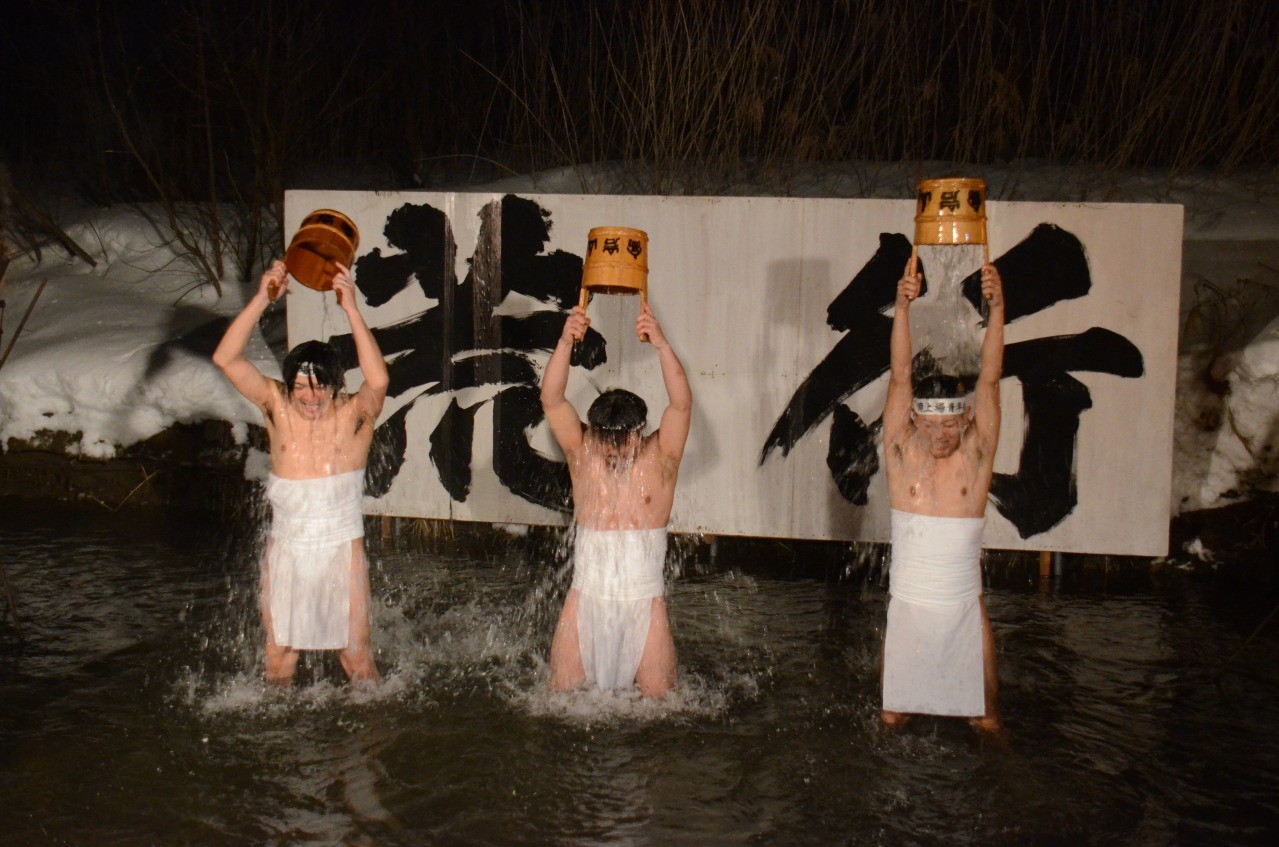 Takaiwa Shrine naked, Man lights (Noshiro City, Akita Prefecture)