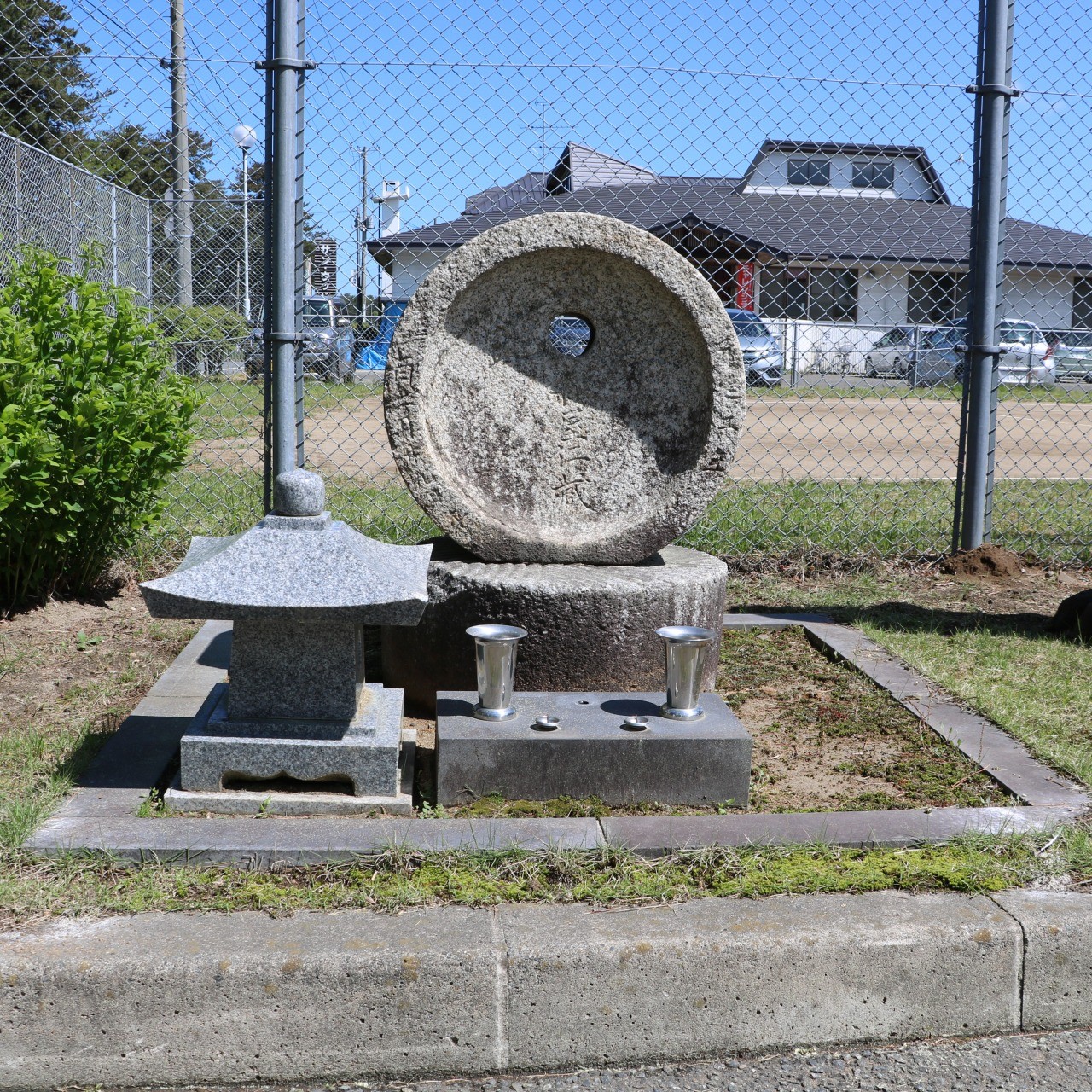 挽き臼の墓（秋田県能代市）