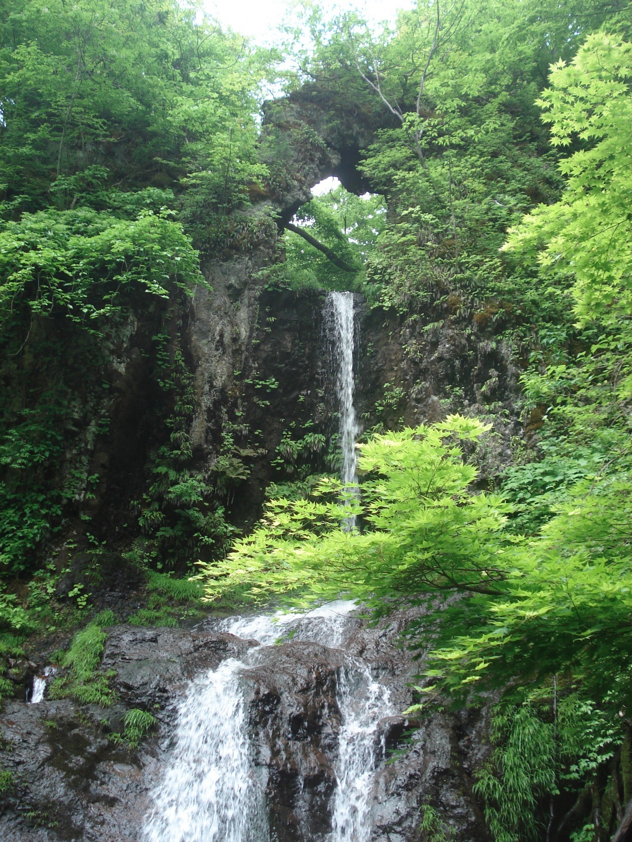 くぐり滝