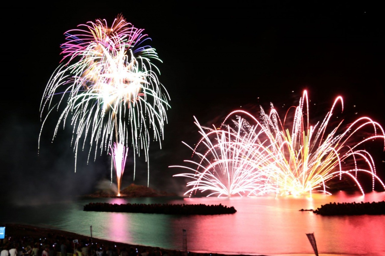Oshima Fireworks Festival (Hachimine Town, Akita Prefecture)