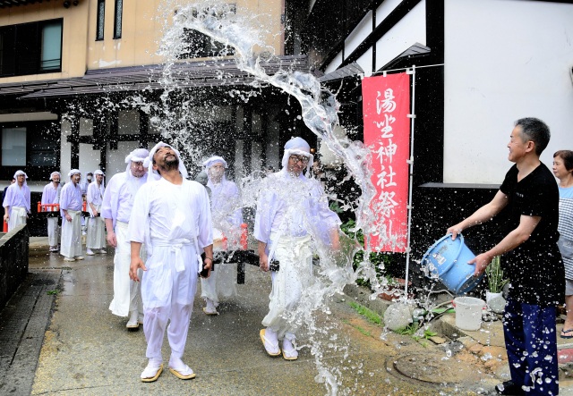 お湯かけ祭りとも言われます。