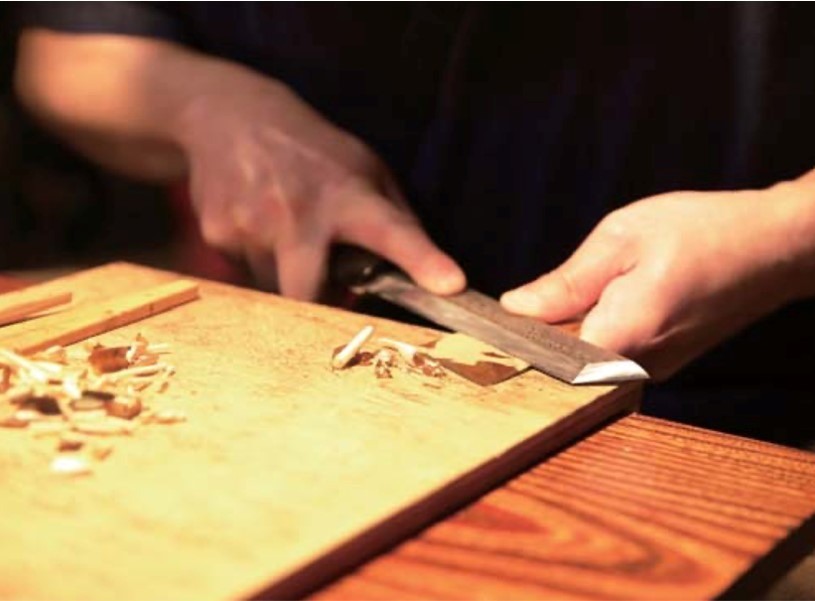 Lacquered chopsticks sanding experience at Hashimoto Buddhist Sculpture Shop