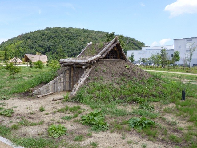 竪穴住居（縄文人が生活したとされる土屋根の竪穴住居が復元されています）