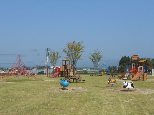 遊具（北側公園には、遊具を完備。小さなお子様も安心して遊ぶことができます）