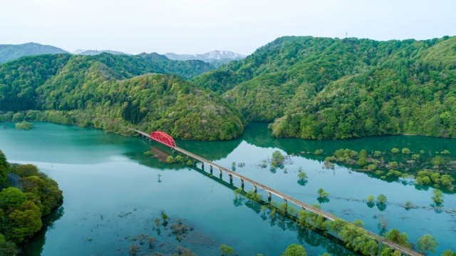 【更新】錦秋湖の水没林とJR北上線（遠景）