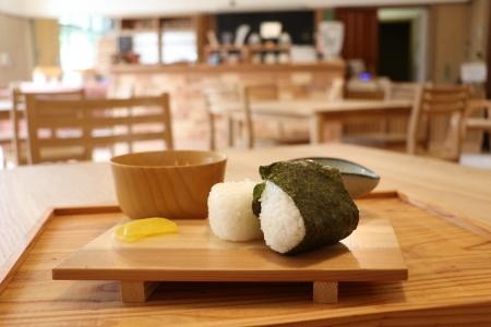 カフェで楽しむ自慢の釜焚き「おむずび」