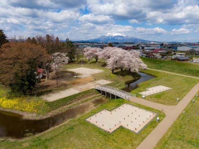 堀越城本丸と岩木山