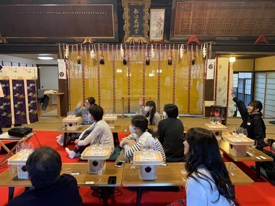 神社で日本酒テイスティング