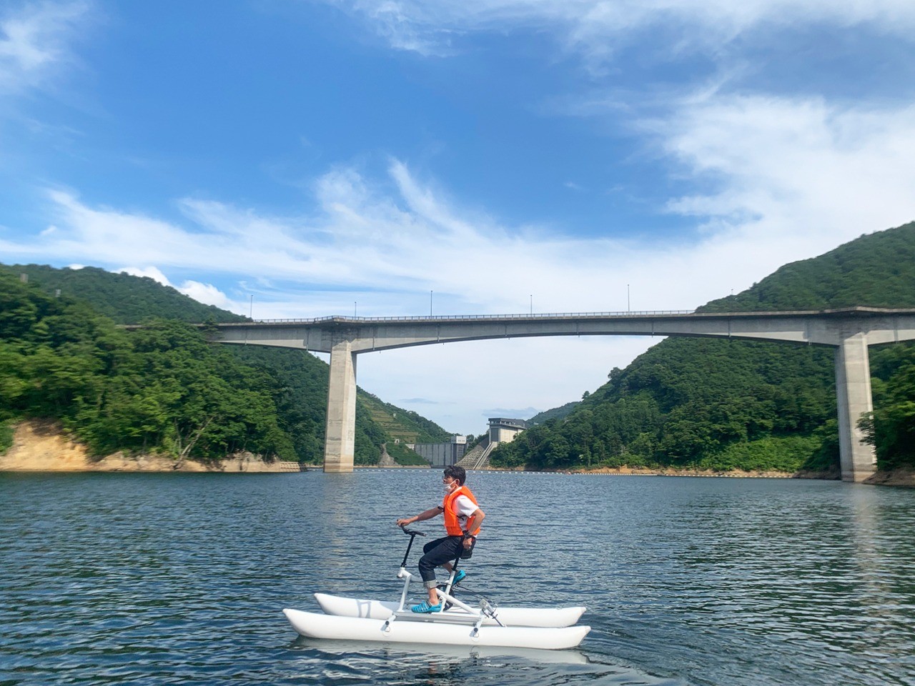 水上自転車で湖面散歩　長井ダム水上自転車体験プラン