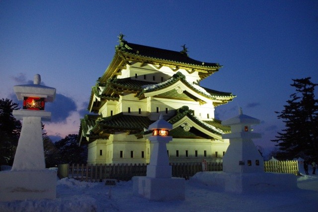 雪燈籠と弘前城（夜）