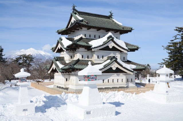 雪燈籠と弘前城（昼）