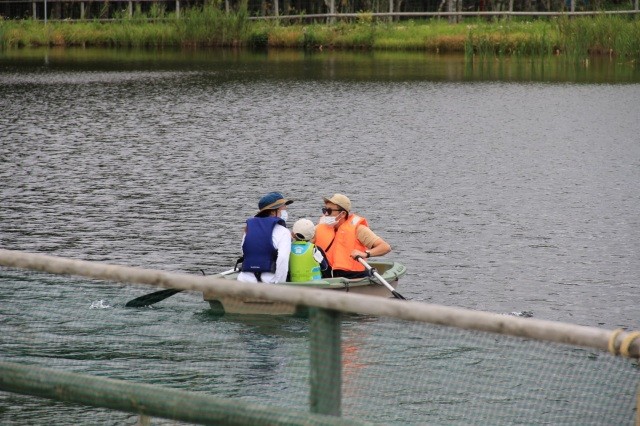 手漕ぎボートでわくわく池探検