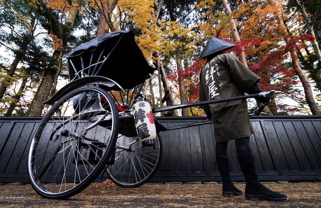 A rickshaw's experience in a samurai residence