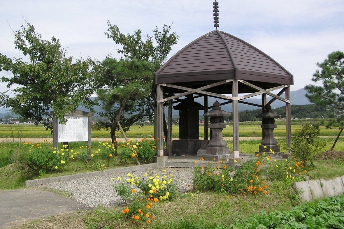Minazuruhime's monument (Kawahigashi Minazuruhime Festival)