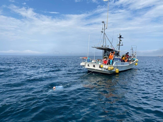 漁船クルーズをしながら海水を採取