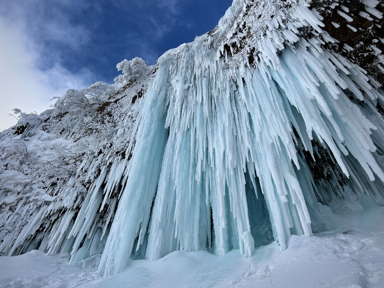 氷瀑ツアー　山形の絶景スノートレッキング